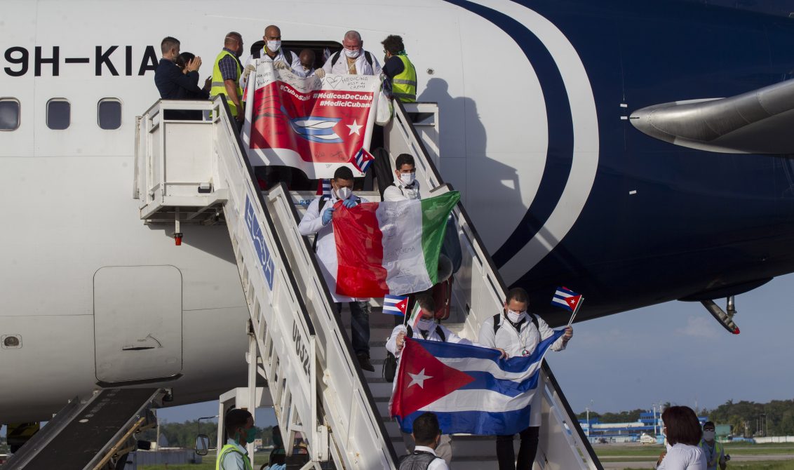 (200608) -- LA HABANA, 8 junio, 2020 (Xinhua) -- Cooperantes cubanos de la salud, integrantes del Contingente Internacional Henry Reeve de Médicos Especializados en Situaciones de Desastres y Graves Epidemias, descienden de un avión durante su arribo al Aeropuerto Internacional José Martí en La Habana, capital de Cuba, el 8 de junio de 2020. Una brigada médica cubana, integrada por 36 médicos, 15 enfermeros y un especialista en logística, regresó el lunes a La Habana luego de trabajar durante dos meses en Italia en la lucha contra la enfermedad causada por el nuevo coronavirus (COVID-19). (Xinhua/POOL/Ismael Francisco) (jh) (mm) (rtg) (dp)