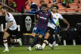 12 June 2020, Spain, Valencia: Levante's Jose Campana (C) and Valencia's Gonzalo Guedes (R) battle for the ball during the Spanish LaLiga soccer match between Valencia CF and Levante UD at Mestalla Stadium. Photo: J.M. FERNANDEZ/gtres/dpa