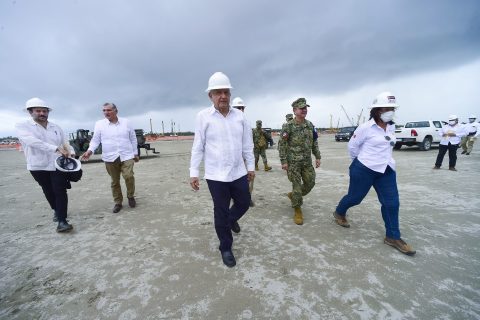 PARAÍSO, TABASCO, 05JUNIO2020.- Andrés Manuel López Obrador, presidente de México, en compañía de Adán Augusto López, gobernador de Tabasco; Rocío Nahle, secretaria de Energía, y Octavio Romero Oropeza, titular de Petróleos Mexicanos (PEMEX), realizaron un recorrido por las obras de la Refinería Dos Bocas, uno de los tres principales proyectos del gobierno actual. FOTO: PRESIDENCIA /CUARTOSCURO.COM