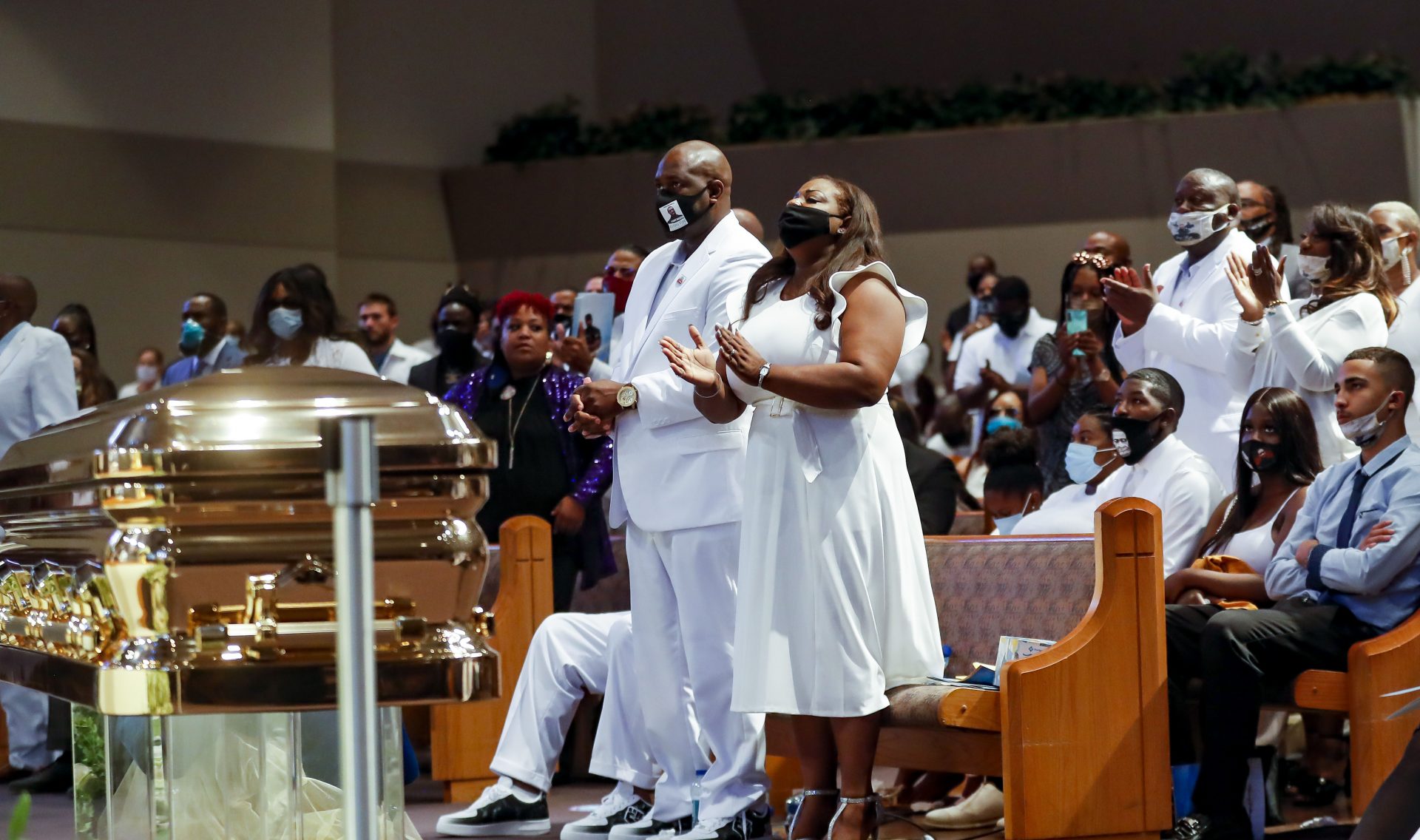 09 June 2020, US, Houston: Family members of African-American citizen George Floyd, who was killed on 25 May 2020 by a white policeman in the US city of Minneapolis, attend his funeral service at the Fountain of Praise Church. Photo: Godofredo A. Vasquez/ZUMA Wire/dpa