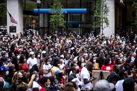 (200619) -- CHICAGO, 19 junio, 2020 (Xinhua) -- Personas participan en una manifestación en la Plaza Daley, en Chicago, Estados Unidos, el 19 de junio de 2020. Miles de personas se reunieron el viernes en el centro de Chicago y en diferentes eventos a lo largo de la ciudad para celebrar el Juneteenth, que conmemora la emancipación de los esclavos afroestadounidenses. (Xinhua/Chris Dilts) (rtg) (vf) (dp)