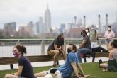 Imagen del 27 de junio de 2020 de personas relajándose en el Parque Domino en Nueva York, Estados Unidos. Foto: Xinhua