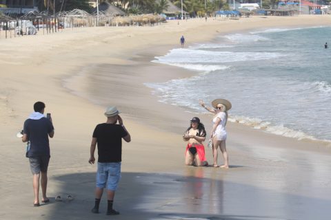 Acapulco,Gro/14Junio2020/ Dos parejas de visitantes se toman varias fotos con el celular, mientras camina por la playa Papagayo, la tarde de ayer en Acapulco. Foto: Jesús Trigo