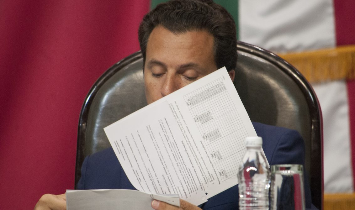 MÉXICO, D.F., 13JUNIO2014.- Manlio Fabio Beltrones, coordinador del grupo parlamentario del PRI en la Cámara de diputados platica con el diputado del PRI, Manuel Añorve, durante la comparecencia de Emilio Lozoya, director de Petróleos Mexicanos (Pemex ) en la Cámara de Diputados. La discusión se realizó a la par del partido que tuvo México contra Camerún en el mundial Brasil 2014. FOTO: DIEGO SIMÓN SÁNCHEZ /CUARTOSURO.COM