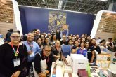 GUADALAJARA, JALISCO, 03DICIEMBRE2019.- La Universidad Nacional Autónoma de México obtuvo el premio al mejor estand, en la categoría Platino, en la Feria Internacional del Libro (FIL) de Guadalajara 2019, el encuentro editorial y literario más importante en el mundo de habla hispana. Es la tercera ocasión que la UNAM recibe este reconocimiento, pues en 2013 y 2016 también se hizo acreedora a la distinción que otorga la Feria a esos montajes. El coordinador de Difusión Cultural, Jorge Volpi, agradeció el reconocimiento a nombre del rector, Enrique Graue Wiechers, y felicitó al equipo de la Dirección General de Publicaciones y Fomento Editorial, quienes hicieron posible el pabellón. El jurado, integrado por diseñadores, arquitectos, empresarios y profesores, decidió premiar a esta casa de estudios en la vigésima quinta edición del concurso, luego de evaluar criterios como diseño, distribución del espacio, funcionalidad, impacto visual, originalidad y vialidad. FOTO: UNAM /CUARTOSCURO.COM