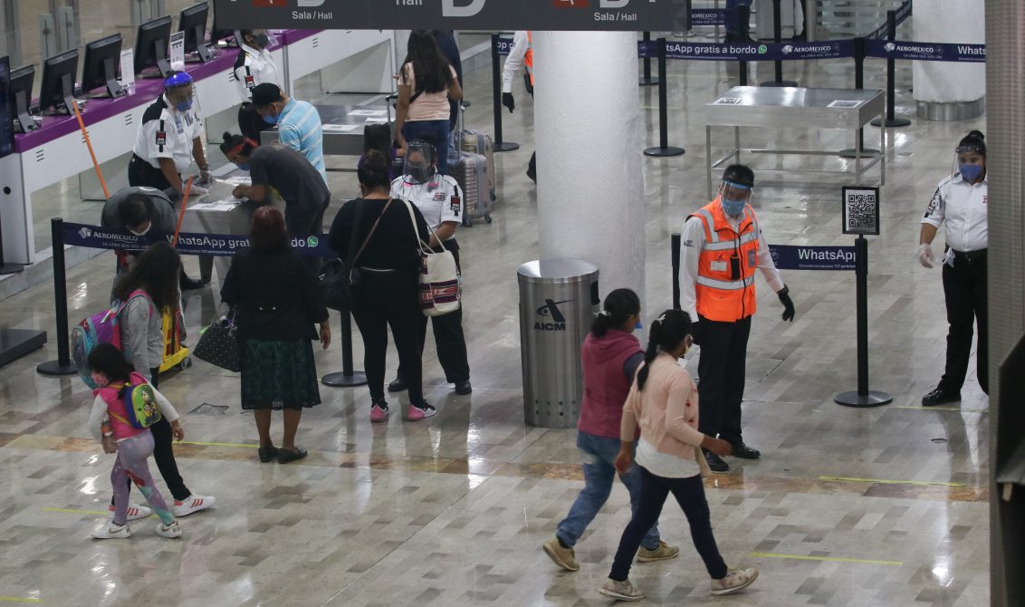 CIUDAD DE MÉXICO, 15JUNIO2020.- Como medidas de prevención ante el contagio del Covid-19, continúan tomando temperatura, el uso de cubrebocas y la instalación de unifilas en diferentes Aerolíneas del Aeropuerto Internacional de la Ciudad de México (AICM). Los pasajeros relajan la sana distancia mientras esperan su turno de ingresar a su vuelo. FOTO: GRACIELA LÓPEZ /CUARTOSCURO.COM