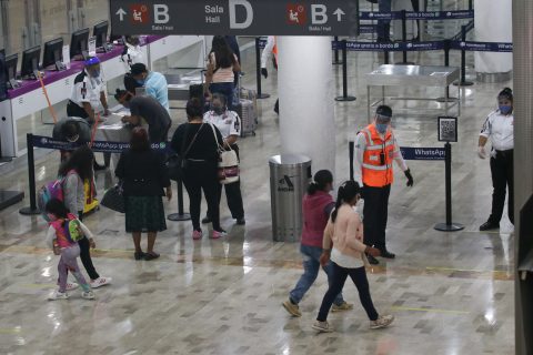 CIUDAD DE MÉXICO, 15JUNIO2020.- Como medidas de prevención ante el contagio del Covid-19, continúan tomando temperatura, el uso de cubrebocas y la instalación de unifilas en diferentes Aerolíneas del Aeropuerto Internacional de la Ciudad de México (AICM). Los pasajeros relajan la sana distancia mientras esperan su turno de ingresar a su vuelo. FOTO: GRACIELA LÓPEZ /CUARTOSCURO.COM