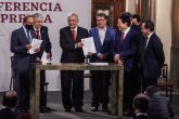 CIUDAD DE MÉXICO, 22JULIO2020.-Andrés Manuel López Obrador, presidente de México acompañado de Arturo Herrera Gutiérrez, secretario de Hacienda y crédito Público; Ricardo Monreal Ávila, presidente de la Junta de Coordinación Política de la Cámara de Senadores; Mario Delgado Carrillo, presidente de la Junta de Coordinación Política de la Cámara de Diputados; Zóe Robledo Aburto, director general del IMSS; Carlos Salazar Lomelín, Presidente del Consejo Coordinador Empresarial; Carlos Aceves del Olmo, secretario general de la Confederación de Trabajadores de México (CTM) y Julio Scherer Ibarra, consejero jurídico de la presidencia, durante la conferencia matutina en el Palacio Nacional. FOTO: ANDREA MURCIA/CUARTOSCURO.COM