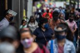 CIUDAD DE MÉXICO, 07JULIO2020.- Desde el 29 de junio como había informado la Secretaría del Gobierno de la Ciudad y el Secretario de Movilidad, el semáforo epidemiológico cambio a color naranja, por lo que se implementará una estrategia para la reapertura de comercios del Centro Histórico, así como calles peatonales en donde las personas solo podrán caminar en un sentido. Establecimientos comenzaron a reabrir de manera parcial con el fin de recuperar la economía.  FOTO: ANDREA MURCIA/CUARTOSCURO.COM