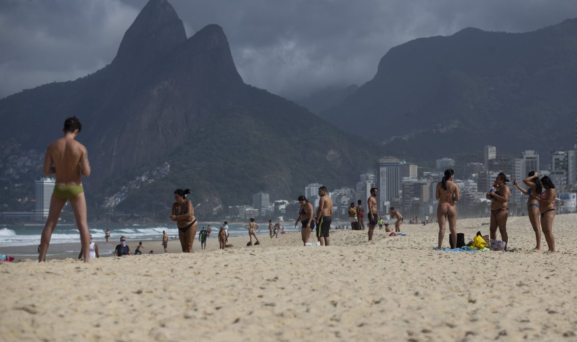 09 July 2020, Brazil, Rio De Janeiro: People enjoy the sun at Ipanema beach in Rio de Janeiro, amid the new coronavirus pandemic. Photo: O Globo/GDA via ZUMA Wire GDA via ZUMA Wire/dpa