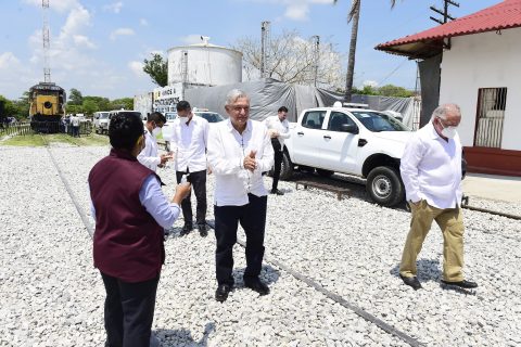 IXTEPEC, OAXACA, 24JULIO2020.- Andrés Manuel López Obrador, presidente de México, presidió la supervisión de la rehabilitación de la vía del ferrocarril del Istmo de Tehuantepec en la Antigua Estación de Ixtepec, Oaxaca. El jefe del ejecutivo estuvo acompañado por el gobernador del estado Alejandro Murat. Foto: PRESIDENCIA /CUARTOSCURO.COM