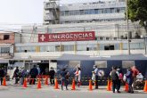 (200703) -- LIMA, 3 julio, 2020 (Xinhua) -- Personas se forman para recibir atención médica frente al Hospital de Emergencias José Casimiro Ulloa durante el estado de emergencia por la enfermedad causada por el nuevo coronavirus (COVID-19), en Lima, Perú, el 3 de julio de 2020. De acuerdo con el recuento del viernes del Centro de Ciencia e Ingeniería de Sistemas de la Universidad Johns Hopkins, Perú ha registrado 292.004 casos confirmados, 10.045 y 182.097 curados de la COVID-19. (Xinhua/Mariana Bazo) (mb) (mm) (vf) (dp)