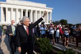 WASHINGTON D.C., ESTADOS UNIDOS, 08JULIO2020.- El Presidente de México, Andrés Manuel López Obrador, inició sus actividades de su gira en los Estados Unidos en la cual se reunirá con el mandatario estadounidense Donald Trump, a temprana hora colocó dos ofrendas flores; la primera en el monumento a Lincoln y la segunda en la estatua a Benito Juárez. El mandatario es acompañado por una reducida comitiva que encabeza el secretario de Relaciones Exteriores, Marcelo Ebrard. FOTO: PRESIDENCIA/CUARTOSCURO.COM