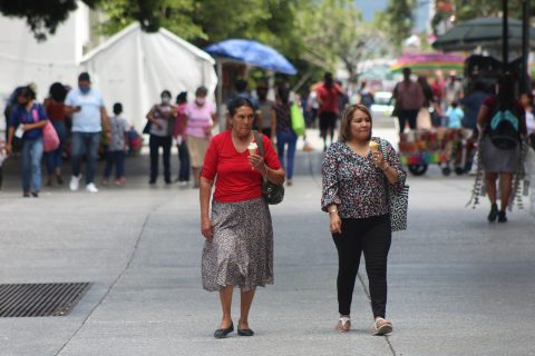 Chilpancingo gro, 30 de julio 2020. // Sin usar cubrebocas como lo marcan las medidas sanitarias para evitar la propagación del Covid-19, dos mujeres disfrutan de un helado en el centro de Chilpancingo. // Foto: Jesús Eduardo Guerrero