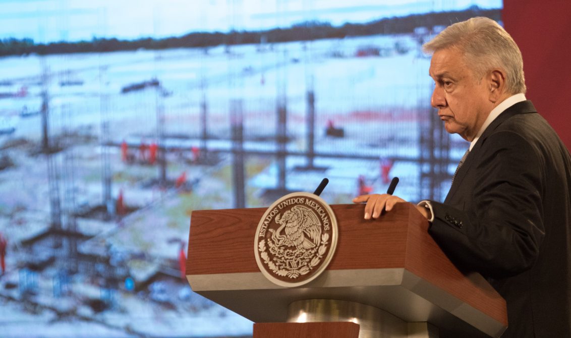 CIUDAD DE MÉXICO, 17AGOSTO2020.- El primer mandatario del país, Andrés Manuel López Obrador, en la tradicional conferencia de las mañanas, acompañado de Ricardo Sheffield Padilla de Profeco, en el salón tesorería de Palacio Nacional. FOTO: VICTORIA VALTIERRA/CUARTOSCURO.COM