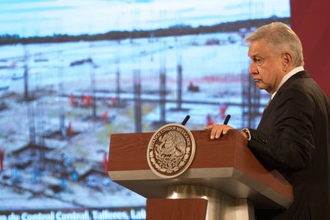 CIUDAD DE MÉXICO, 17AGOSTO2020.- El primer mandatario del país, Andrés Manuel López Obrador, en la tradicional conferencia de las mañanas, acompañado de Ricardo Sheffield Padilla de Profeco, en el salón tesorería de Palacio Nacional. FOTO: VICTORIA VALTIERRA/CUARTOSCURO.COM