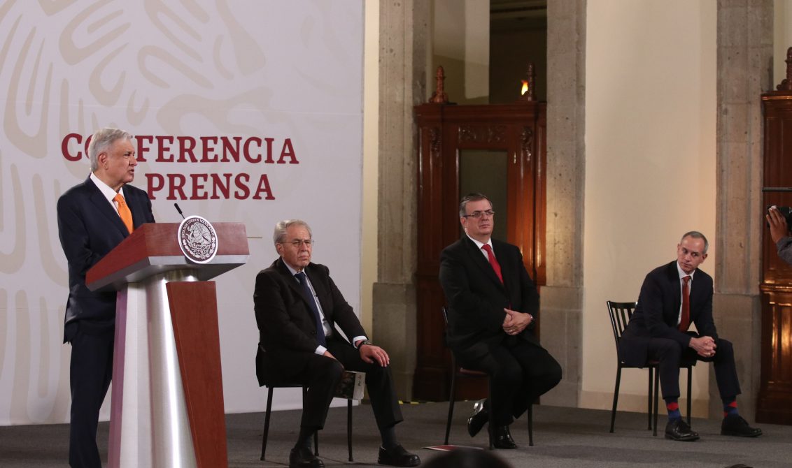 CIUDAD DE MÉXICO, 18AGOSTO2020.- Conferencia matutina encabezada por el presidente Andrés Manuel López Obrador en compañía de: Hugo López-Gatell, subsecretario de Prevención y Promoción a la Salud, Jorge Alcocer, secretario de Salud, y Marcelo Ebrard, secretario de Relaciones Exteriores, para informar sobre el avance de la pandemia por Covid-19 en nuestro país, la cual según autoridades ha registrado tres semanas a la baja en los casos positivos y defunciones. FOTO: GALO CAÑAS /CUARTOSCURO.COM