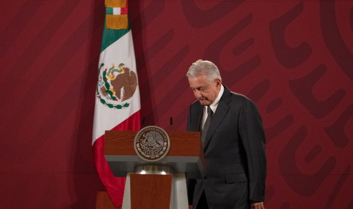 CIUDAD DE MÉXICO, 12AGOSTO2020.- Andrés Manuel López Obrador, presidente de México, acompañado de Ernesto Prieto Ortega, director de la Lotería Nacional, durante la conferencia matutina en Palacio Nacional. FOTO: ANDREA MURCIA/CUARTOSCURO.COM