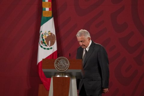 CIUDAD DE MÉXICO, 12AGOSTO2020.- Andrés Manuel López Obrador, presidente de México, acompañado de Ernesto Prieto Ortega, director de la Lotería Nacional, durante la conferencia matutina en Palacio Nacional. FOTO: ANDREA MURCIA/CUARTOSCURO.COM