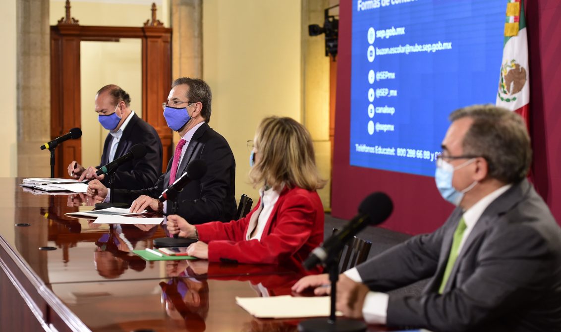 CIUDAD DE MÉXICO, 21AGOSTO2020.- Conferencia de prensa-informe diario sobre regreso a clases en el salón Tesorería de Palacio Nacional. Presidido por Marcos Bucio Mújica, subsecretario de Educación Básica;  Esteban Moctezuma Barragán, secretario de Educación Pública; Aurora Saavedra Solá, directora general de Materiales y Métodos Educativos de la SEP y Enrique Quiroz Acosta, titular de la Unidad de Asuntos Jurídicos y Transparencia de la SEP, donde se dieron detalles de la modalidad en línea y televisiva para el ciclo 2020-2021 Foto: PRESIDENCIA /CUARTOSCURO.COM