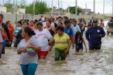 TORREÓN, COAHUILA, 10SEPTIEMBRE2018.- Las lluvias del día de ayer que sobrepasaron los 230 milímetros de agua, que es más de la cantidad promedio que llueve en todo el año en la ciudad, provocaron que diversas colonias, como Santa Sofia, más de 80 familias fueran desalojadas ya que el agua se metió a sus casas. FOTO: JACQUELINE CIFUENTES /CUARTOSCURO.COM