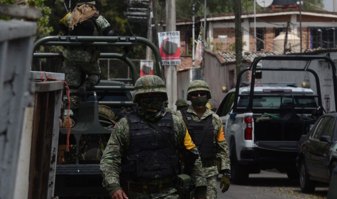 TLALNEPANTLA, ESTADO DE MÉXICO, 05AGOSTO2020.- Personal de seguridad de Pemex y del Ejército Mexicano realizaron un operativo en un predio en donde se presuntamente hallaron una toma clandestina desde donde se robaba combustible. Los hechos en avenida Benito Juárez, en la colonia Renovación. FOTO: ARMANDO MONROY/CUARTOSCURO.COM