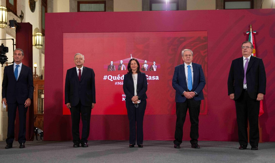 CIUDAD DE MÉXICO, 13AGOSTO2020.- Carlos Slim Domit, presidente del Consejo de Administración de Grupo Telmex; Andrés Manuel López Obrador, Presidente de México; Sylvia Lorena Varela Ramón, presidenta y directora general de AstraZeneca México; Jorge Alcocer Varela, secretario de Salud, y Marcelo Ebrard Casaubón, secretario de Relaciones Exteriores; durante el anuncio del acuerdo entre Astra Zeneca, la Universidad de Oxford, y la Fundación Carlos Slim, para la producción en México de una vacuna en contra del Covid-19. FOTO: PRESIDENCIA/CUARTOSCURO.COM