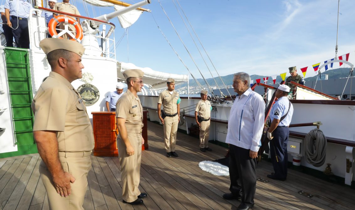 ACAPULCO, GUERRERO, 14AGOSTO2020.- Andrés Manuel López Obrador, Presidente de México, encabezó la conferencia matutina en la 8° Región Naval. Lo acompañaron Héctor Astudillo Flores, gobernador de Guerrero; Luis Cresencio Sandoval González, secretario de la Defensa Nacional; José Rafael Ojeda Durán, secretario de Marina; Alfonso Durazo Montaño, secretario de Seguridad y Protección Ciudadana; Luis Rodríguez Bucio, comandante de la Guardia Nacional; Miguel García Winder, subsecretario de Agricultura, Sader y Adela Román Ocampo, presidenta municipal de Acapulco de Juárez. FOTO: PRESIDENCIA/CUARTOSCURO.COM