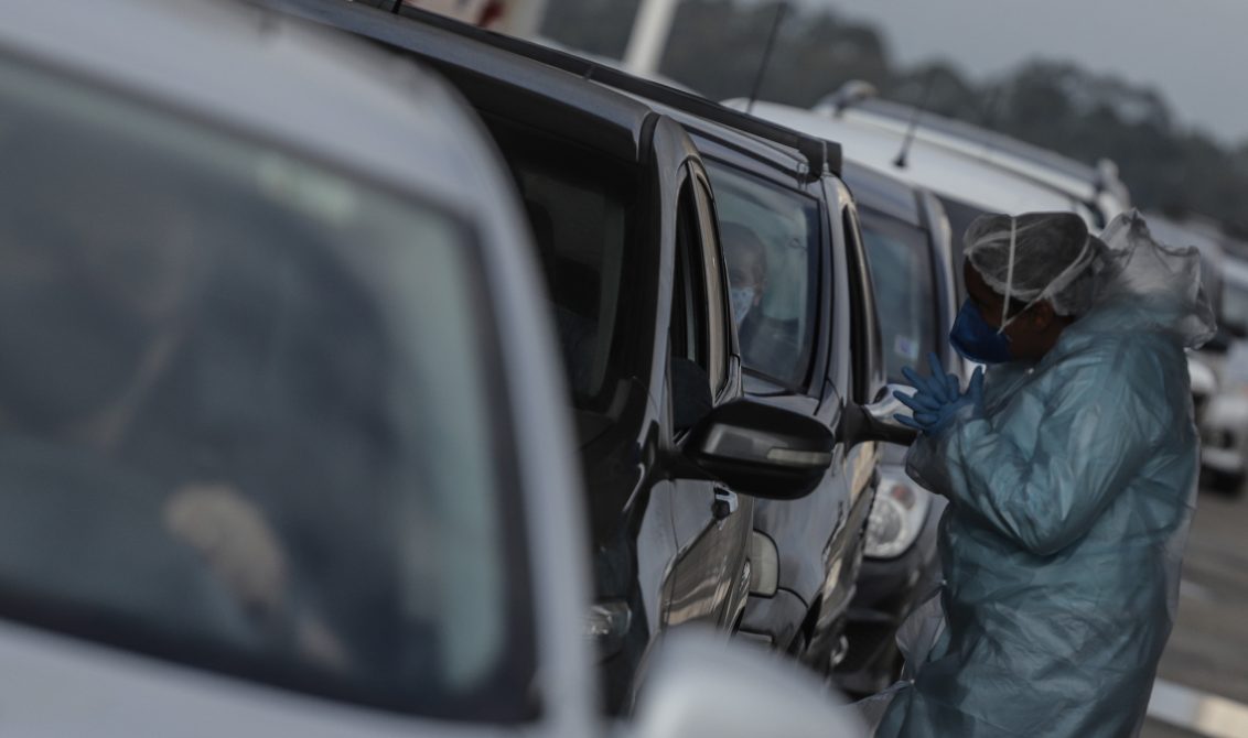 (200731) -- SAO PAULO, 31 julio, 2020 (Xinhua) -- Una empleada porta equipo de protección mientras recolecta pruebas de reacción en cadena de la polimerasa ofrecidas gratuitamente por el gobierno estatal de Sao Paulo como un proyecto piloto para pruebas masivas en medio de la pandemia de la enfermedad causada por el nuevo coronavirus (COVID-19), en Sao Paulo, Brasil, el 31 de julio de 2020. De acuerdo con el recuento del viernes del Centro de Ciencia e Ingeniería de Sistemas de la Universidad Johns Hopkins, Brasil ha registrado 2.613.789 casos confirmados y 91.377 decesos por la COVID-19. (Xinhua/Rahel Patrasso) (rp) (rtg) (vf) (dp)