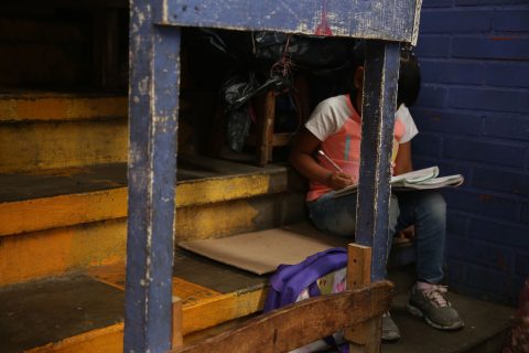 jnt-clases-mercado-Cintia-regreso.jpg: Chilpancingo, Guerrero 24 de agosto del 2020// Cintia en su regreso a clases, realiza su trabajo escolar en las escaleras que conectan las naves de abarrotes y carne, del mercado Baltazar R. Leyva Mancilla, no puede ver las clases por televisión, porque su mamá trabaja en un expendio de huevo, y no puede quedarse sola en casa, estudia el segundo año de nivel primaria, en la escuela José Marti, la pandemia del Covid-19 y la nueva normalidad, la forzaron a usar las escaleras como butaca. Foto: Jessica Torres Barrera