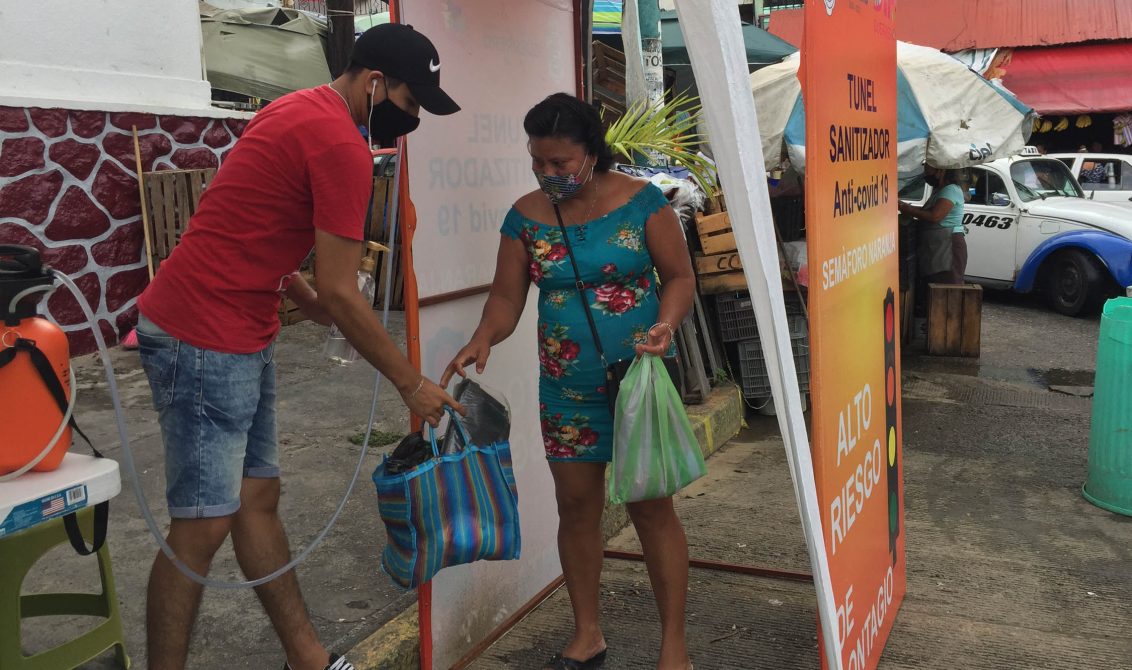 Acapulco,Gro/09Agosto2020/Una mujer pasa por el túnel sanitizador , el Mercado Central del puerto de Acapulco. Foto: Jesús Trigo