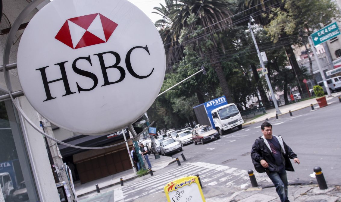 MÉXICO, D.F., 25JULIO2012.- El banco HSBC México informó mediante un comunicado que pagó este miércoles multas impuestas por la Comisión Nacional Bancaria y de Valores (CNBV) por un total de 379 millones de pesos, como resultado del incumplimiento de diversas disposiciones relativas a la detección y reporte de operaciones inusuales, así como de otras regulaciones prudenciales. La institución bancaria refirió que estas sanciones fueron aplicadas en noviembre de 2011 por incumplimiento de diversas disposiciones prudenciales identificadas durante las visitas de la CNBV en 2007 y 2008. FOTO: ISAAC ESQUIVEL /CUARTOSCURO.COM