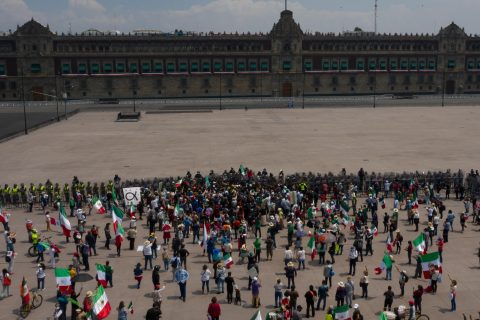 CIUDAD DE MÉXICO, 23SEPTIEMBRE2020.- La Secretaría de Seguridad Ciudadana monto un dispositivo para impedir que los integrante del Frente Nacional Anti-AMLO (FRENA) tomarán por completo la plancha de Zócalo, solo les permitieron que instalarán su platón en la mitad de este espacio. FOTO: CUARTOSCURO.COM