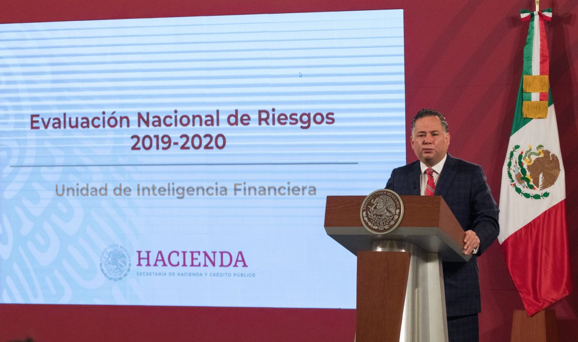 CIUDAD DE MÉXICO, 21SEPTIEMBRE2020.- Santiago Nieto Castillo, titular de la Unidad de Inteligencia Financiera (UIF); Juan Pablo Graf Noriega, presidente de la Comisión Nacional Bancaria y de Valores (CNBV); Jorge Meléndez Barrón, titular Unidad de Banca, Valores y Ahorro de la Secretaría de Hacienda y Crédito Público (SHCP), y Mireya Valverde Okon, directora general de Asuntos Normativos de la UIF, durante la presentación de la Evaluación Nacional de Riesgos 2019-2020, en Palacio Nacional. FOTO: MOISÉS PABLO/CUARTOSCURO.COM