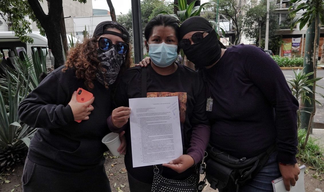 CIUDAD DE MÉXICO, 18SEPTIEMBRE2020.- Erika Martínez, madre de víctima de violación y representante de la okupa Casa refugio antes comisión Nacional de Derechos Humanos (CNDH) fue recibida junto con integrantes del Bloque Negro por representantes de Gobernación en las instalaciones de la CONAPO. FOTO: ANDREA MURCIA /CUARTOSCURO.COM