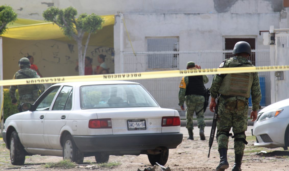 CELAYA, GUANAJUATO, 16SEPTIEMBRE2020.- Hombres armados entraron a un velorio y asesinaron a cuatro mujeres y cuatro personas resultaron heridas, en al colonia Ejidal. Luego del ataque la Policía Municipal realizó un operativo en la colonia Hacienda Natura donde mataron a uno de los agresores del ataque y detuvieron a tres personas con armas. Los hechos ocurrieron cerca de las 4 de la mañana cuando en la calle Cerro Prieto velaban a un joven de 19 años que fue asesinado el lunes. FOTO: DIEGO COSTA/CUARTOSCURO.COM