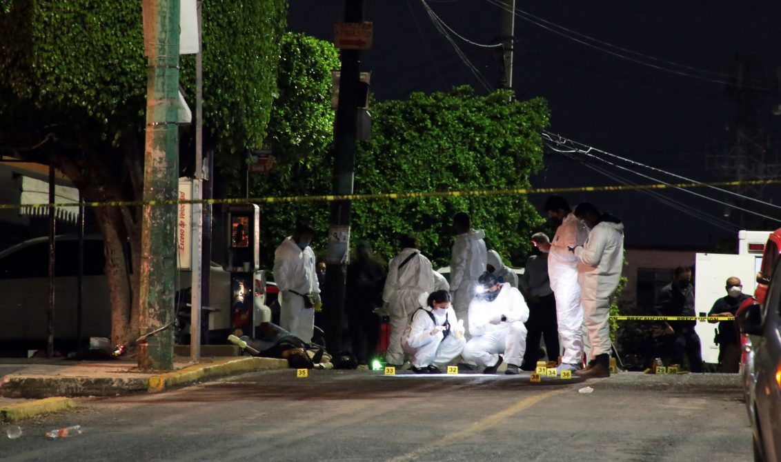 CUERNAVACA, MORELOS, 01SEPTIEMBRE2020.- La noche de este martes fueron atacados a balazos los asistentes al velorio de un joven de 16 años, el cual murió la tarde del lunes en el Paso Exprés, al perder el control de la motocicleta que conducía. El funeral se realizaba en una casa ubicada en la calle Lázaro Cárdenas de la colonia Antonio Barona, donde llego un grupo de hombres, los cuales dispararon decenas de proyectiles contra la gente reunida. Las autoridades confirmaron que seis jóvenes murieron y 16 personas resultaron heridas, entre ellas una mujer embarazada. Extraoficialmente se supo que el número de muertos subió a ocho. La matanza movilizo a decenas de policías estatales, Guardia Nacional y Ejercito, sin obtener resultados positivos. Presuntamente los perpetradores de la matanza huyeron al oriente de la capital, en varios vehículos que tenían pegado en las puertas un cartel de un delincuente autodenominado “El Señorón”. Peritos e investigadores de la Fiscalía del Estado llegaron a la escena del crimen para iniciar la investigación del caso, recogiendo más de 60 cartuchos percutidos, finalmente los cadáveres fueron llevados al Servicio Médico Forense, donde serán reclamados por sus familiares. FOTO: MARGARITO PÉREZ RETANA /CUARTOSCURO.COM