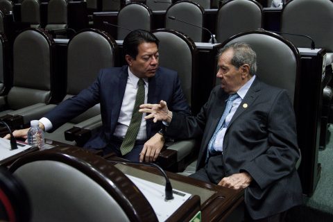 CIUDAD DE MÉXICO, 19SEPTIEMBRE2019.- Se lleva a cabo la sesión ordinaria de la Cámara de Diputados en la se discutirá la aprobación de las leyes secundarias de la Reforma Educativa. En la imagen, integrantes del grupo parlamentario del PAN, toman la tribuna en rechazo a que se apruebe la orden del día. FOTO: MARIO JASSO /CUARTOSCURO.COM