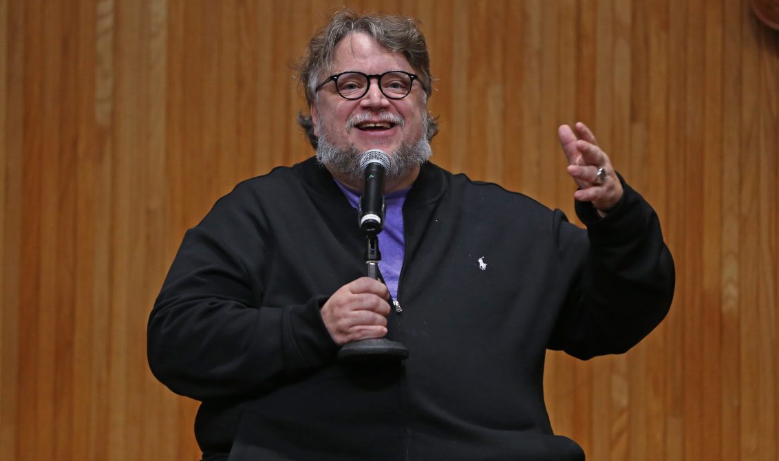 GUADALAJARA, JALISCO, 29MAYO2019.- Guillermo del Toro, Director de Cine Mexicano durante conferencia de prensa en el paraninfo Enrique Díaz de León y tomas de fotografías en el Museo de las Artes de la Universidad de Guadalajara, esto después del recorrido para medios de comunicación por obra la del cineasta “En Casa con mis Monstruos”. FOTO: FERNANDO CARRANZA GARCIA / CUARTOSCURO.COM