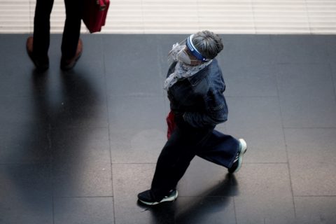 05/10/2020 Una mujer protegida con pantalla protectora y mascarilla camina por un andén de la Estación de Tren Príncipe Pío durante el primer día laborable con restricciones de movilidad en toda la capital de Madrid (España), a 5 de octubre de 2020. Hoy es el primer día laborable desde que entraron en vigor -el viernes 2 de octubre a las 22.48h.- las restricciones de movilidad impuestas por la orden ministerial publicada el pasado día 8 en el BOE y que afectan a Madrid capital y a otros nueve municipios madrileños que cumplen los criterios fijados de incidencia de contagiados por COVID-19. POLITICA Eduardo Parra - Europa Press