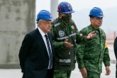 El presidente Andrés Manuel López Obrador, el general Gustavo Ricardo Vallejo, encargado de la construcción del aeropuerto de Santa Lucía, y el secretario de Defensa, Luis Cresencio Sandoval, durante el recorrido por las obras de construcción de la terminal. Foto: Cuartoscuro-Archivo