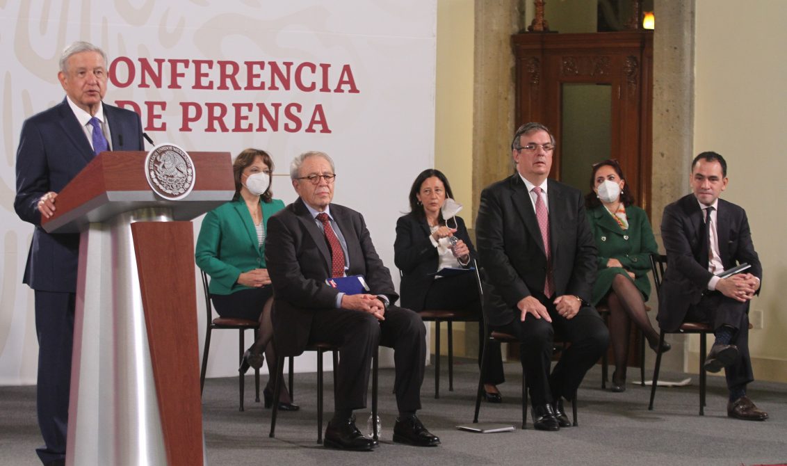 CIUDAD DE MÉXICO, 10OCTUBRE2020. - Andrés Manuel López Obrador, presidente de México acompañado de Jorge Alcocer Varela, secretario de Salud; Marcelo Ebrard, secretario de Relaciones Exteriores; Arturo Herrera Gutierrez, secretario de Hacienda y Crédito Público; Hugo López Gatell Ramírez, subsecretario de Protección y Promoción de la Salud; Martha Delgado, subsecretaria para Asuntos Multilaterales y Derechos Humanos; Sylvia Varela, presidenta y directora general de AstraZeneca México; Lizete de la Torre, directora de Asuntos Corporativos y Health & Value de Pfizer México y Yu Xuefeng, director ejecutivo de CanSino Biologics (conectado vía remota) durante la conferencia matutina en Palacio Nacional. FOTO: ANDREA MURCIA /CUARTOSCURO. COM