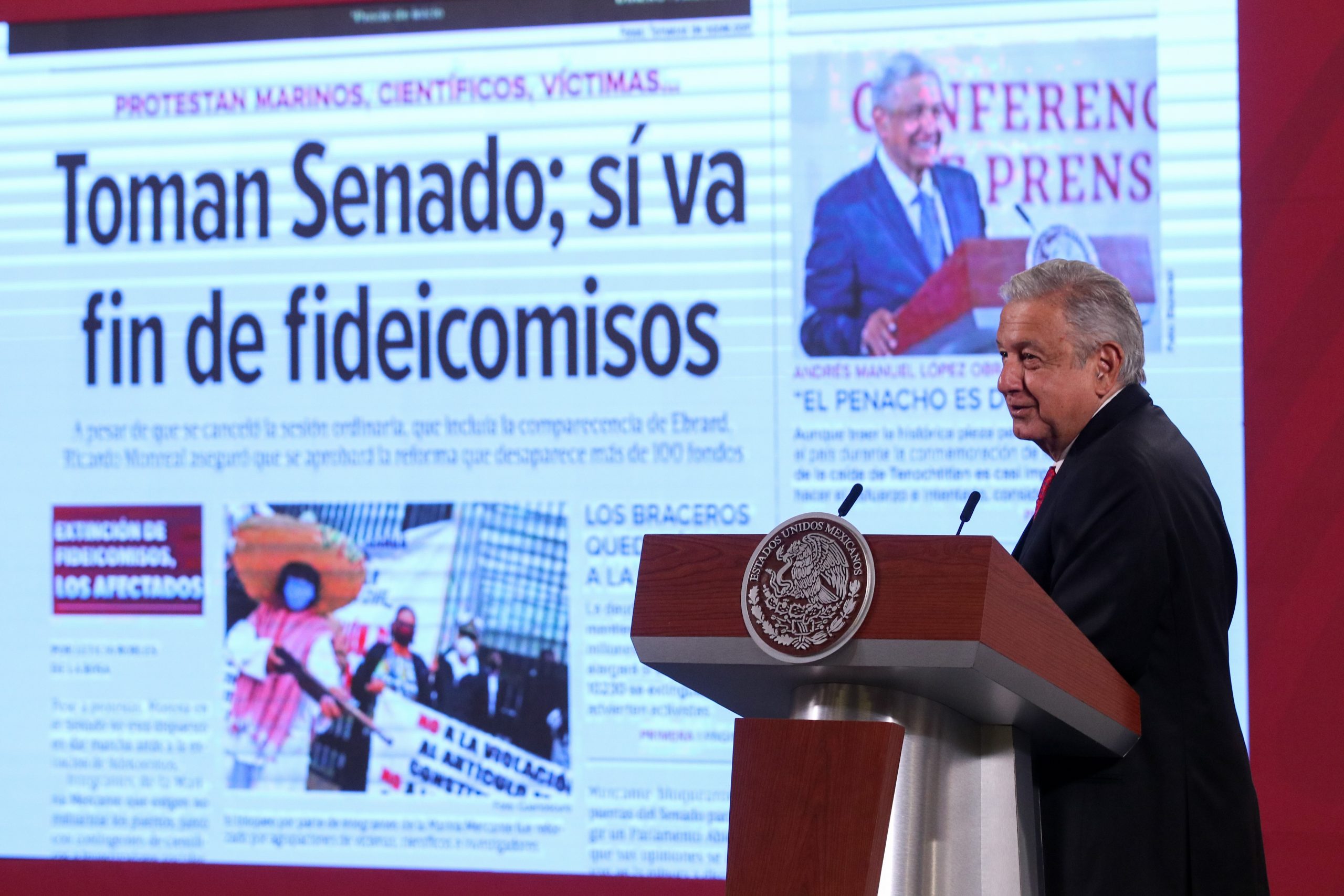 CIUDAD DE MÉXICO, 14OCTUBRE2020.- Andrés Manuel López Obrador, presidente de México, encabezó la conferencia de prensa matutina en Palacio Nacional para responder a los cuestionamientos de los medios de comunicación. Entre los temas destacaron el fin de los fideicomisos. FOTO: GALO CAÑAS/CUARTOSCURO.COM