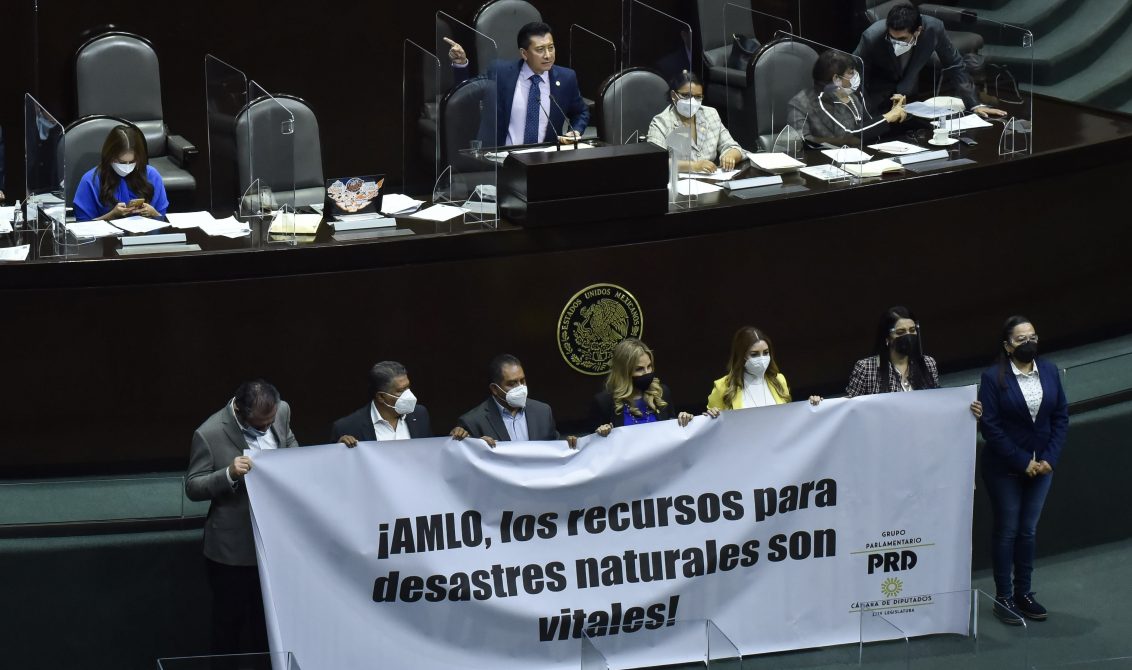 CIUDAD DE MÉXICO, 07OCTUBRE2020.- Protestas de grupos parlamentarios durante la sesión ordinaria de la Cámara de Diputados en donde continúa la discusión de la desaparición de 109 fideicomisos públicos. FOTO: MARIO JASSO/CUARTOSCURO.COM