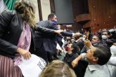 CIUDAD DE MÉXICO, 06OCTUBRE2020.- Panistas intentaron tomar la tribuna durante la participación de la Diputada María de los Ángeles Huerta lo que derivó de una trifulca entre ambas bancadas durante la discusión en lo particular de la ley que extingue los fideicomisos federales. FOTO: CUARTOSCURO.COM