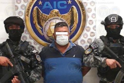 CELAYA, GUANAJUATO, 14OCTUBRE2020.- Detienen a Adán "N", alias el Azul, quien supuestamente asumió el liderazgo del Cartel Santa Rosa de Lima, luego de la detención de Antonio Yépez Ortiz, alias "El Marro". El supuesto criminal operaba en las comunidades del Sur de Celaya, como Rincón de Tamayo. FOTO: DIEGO COSTA/CUARTOSCURO.COM