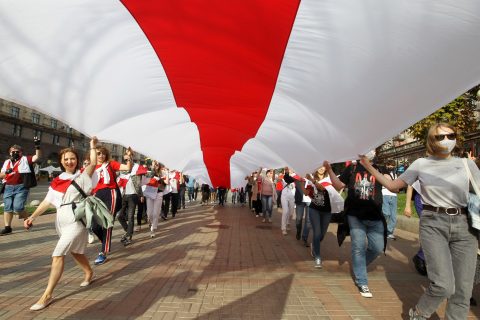 04 October 2020, Ukraine, Kiev: Demonstrators with Belarusian flags march at the Independence Square during a demonstration in solidarity with Belarusian demonstrators against the election results. Photo: Pavlo Gonchar/SOPA Images via ZUMA Wire/dpa