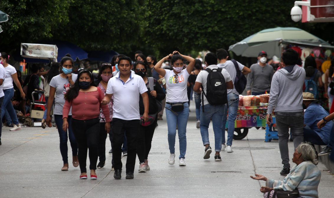 jnt-aglomeración-personas-zocalo-Covid.jpg: Chilpancingo, Guerrero 16 de octubre del 2020//