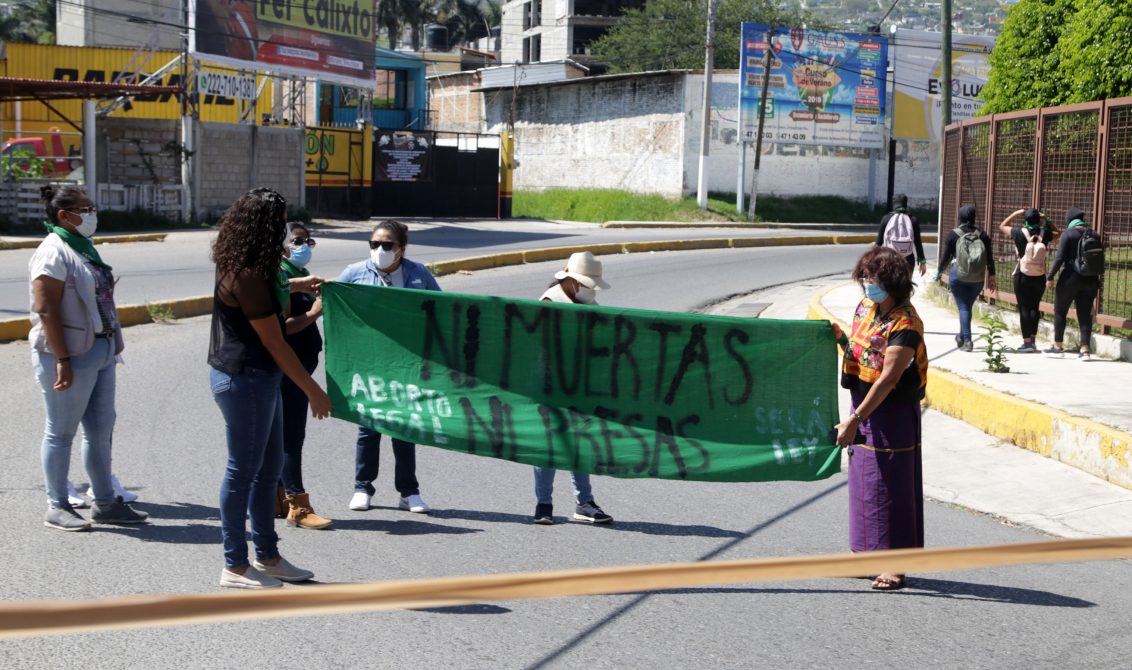 jnt-bloqueo-feministas-Congreso-dictámenes-aborto.jpg: Chilpancingo, Guerrero 25 de octubre del 2020// Feministas bloquearon la avenida Trébol, contra los dictámenes de la Comisión de Justicia sobre el aborto legal. Foto: Jessica Torres Barrera