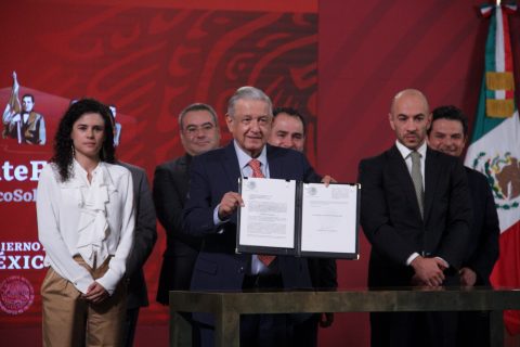 CIUDAD DE MÉXICO, 12NOVIEMBRE2020.- Andrés Manuel López Obrador, presidente de México acompañado de Luisa María Alcalde Luján, secretaria del Trabajo y Previsión Social; Arturo Herrera Gutiérrez, secretario de Hacienda y Crédito Público; Zoé Robledo Aburto, director general del Instituto Mexicano del Seguro Social, (IMSS); Raquel Buenrostro Sánchez, jefa del Servicio de Administración Trutaria (SAT); Raúl Segovia Barrios, Consejero Adjunto de Control de la Consejeria Jurídica de Presidencia; Carlos Martínez Velázquez, director general del Instituto Nacional de Vivienda para los Trabajadores y Carlos Romero Aranda, procurador Fiscal, durante la conferencia de prensa en Palacio Nacional donde el presidente presentó una propuesta de reforma para regular el outsourcing. FOTO: ANDREA MURCIA /CUARTOSCURO.COM